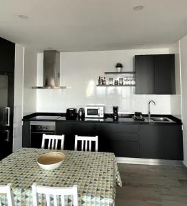 Kuchnia lub aneks kuchenny w obiekcie Moderno apartamento frente al mar