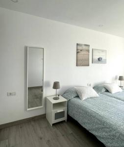 Łóżko lub łóżka w pokoju w obiekcie Moderno apartamento frente al mar