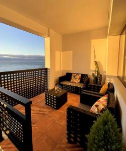 salon z widokiem na ocean w obiekcie Moderno apartamento frente al mar w Puerto de la Cruz