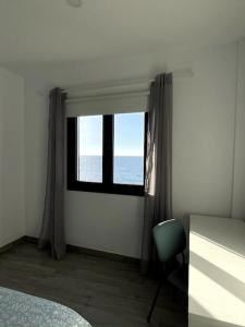 Łóżko lub łóżka w pokoju w obiekcie Moderno apartamento frente al mar