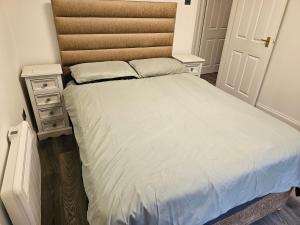 um quarto com uma cama e uma mesa de cabeceira em 1 bed modern flat em Didcot