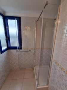 ein Bad mit einer Dusche und einer Glastür in der Unterkunft Apartment close to the Beach in Denia