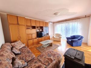 een woonkamer met een bank en een tafel bij Ksenija in Novi Vinodolski