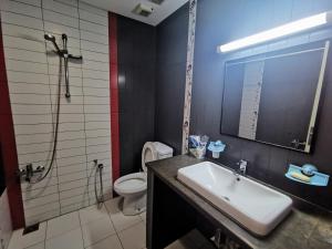 a bathroom with a sink and a toilet and a shower at Appartement standing Nabeul in Nabeul