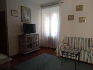 Televízia a/alebo spoločenská miestnosť v ubytovaní Casa Azzurra