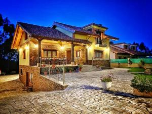 ein Haus mit einer Steinterrasse davor in der Unterkunft La Aguilerina Apartamentos Rurales in Oviñana