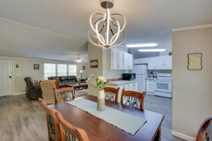 Η κουζίνα ή μικρή κουζίνα στο Secluded Hayesville Cabin Rental with Deck and Grill!
