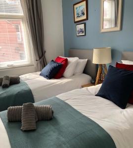 2 camas en una habitación con paredes azules en Emily House, en Redcar