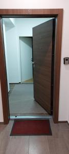 een open deur in een kamer met een deur bij LYNX Apartments in Ohrid