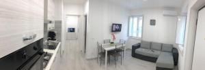 a living room with a table and a couch at casa bob alloggio turistico in Fondi