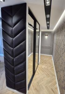 um quarto com uma escada e um espelho em Marina Apartments em Gdansk