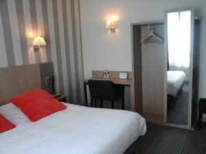 Кровать или кровати в номере Hôtel Carmin