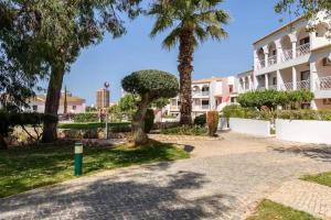 un parque con palmeras y un edificio en Holidays in Algarve!, en Portimão