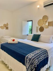 um quarto com uma cama grande e um cobertor azul em Pousada da Renata em Jericoacoara
