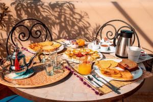 een tafel met borden ontbijtproducten erop bij SABOR SAFRA in Marrakesh