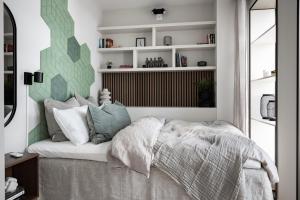 een slaapkamer met een bed in een kamer met planken bij Norra Station Executive Suite - 3km from City Centre in Stockholm