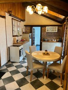 uma cozinha com mesa e cadeiras num quarto em Le gîte du Brouage em Chauny