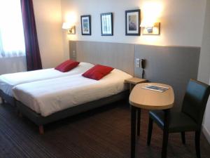 Кровать или кровати в номере Hôtel Carmin