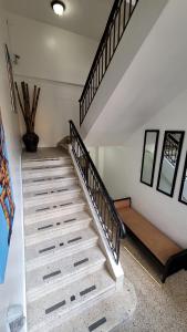 eine Treppe in einem Haus mit einer Couch daneben in der Unterkunft Hotel Class Colonial in Santo Domingo