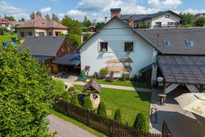 an aerial view of a house with a fence at Havlovice, ubytování u dřevěné Lávky, okres Trutnov 