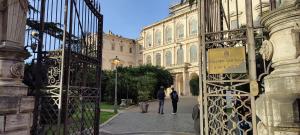 a couple of people walking through the gate of a building at Appartamento storico in zona Barberini in Rome