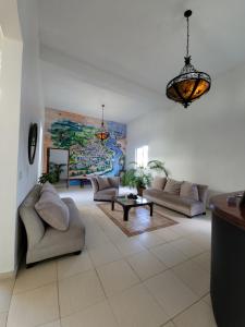 un soggiorno con 2 divani e un tavolo di Hotel Class Colonial a Santo Domingo