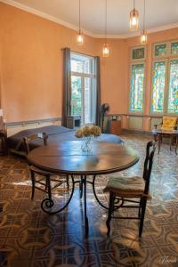 a living room with a table and a bed at Gîte du parc à Langel in Armissan