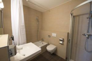 y baño con lavabo, aseo y ducha. en Goethe Conference Hotel by Trip Inn, en Frankfurt