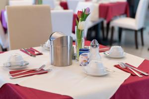 Příslušenství pro přípravu čaje a kávy v ubytování Trip Inn Goethe Conference Hotel