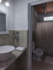 ein Badezimmer mit einer Badewanne, einem WC und einem Waschbecken in der Unterkunft Cardozo House Monoambiente acogedor y familiar in Villa Dolores