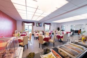 um restaurante com mesas e cadeiras num quarto em Goethe Conference Hotel by Trip Inn em Frankfurt am Main