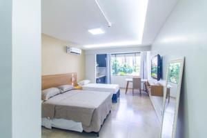 um quarto com uma cama e uma sala de jantar em GARVEY FLAT em Brasília