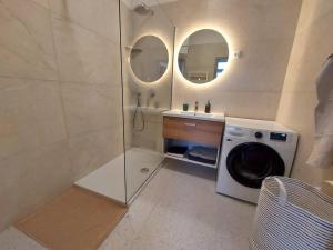 ein Badezimmer mit einer Waschmaschine und einer Waschmaschine in der Unterkunft Apartment Bezigrad in Ljubljana