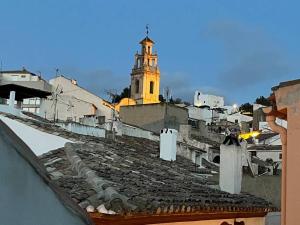 una vista de los tejados de una ciudad con una torre de reloj en Stunning mountain and sea views, en Finestrat