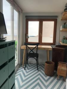 cocina con escritorio con silla y ventanas en Stunning mountain and sea views, en Finestrat