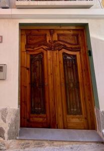 un par de puertas de madera en un edificio en Stunning mountain and sea views, en Finestrat