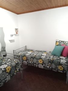 um quarto com duas camas num quarto em VillasMC no Alpalhão