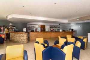 una sala de espera con sillas amarillas y un bar en Holidays in Algarve!, en Portimão