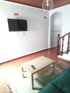 een woonkamer met een bank en een salontafel bij VillasMC in Alpalhão