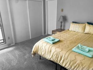 Hedgesville的住宿－Chalet in The Woods，一间卧室配有一张床,上面有两条毛巾