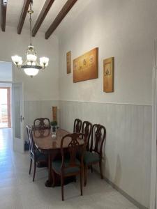 uma sala de jantar com mesa e cadeiras em Casa Domínguez em Alicante