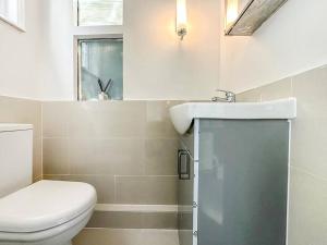 y baño con aseo y lavamanos. en New Cosy Luxury 3 Bedroom House in Battersea London en Londres