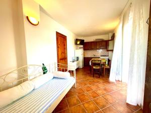 uma sala de estar com uma cama e uma cozinha em Apartment Andreana em Tergu