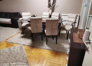 una sala da pranzo con tavolo e sedie di Mint a Sremska Mitrovica