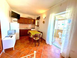 uma pequena cozinha com uma mesa e um frigorífico em Apartment Andreana em Tergu
