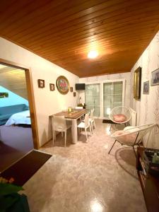 Zimmer mit einem Tisch, Stühlen und einem Bett in der Unterkunft Casa Erceg Amor vincit Omnia in Skradin