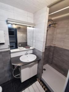 La salle de bains est pourvue d'un lavabo, d'une douche et d'une baignoire. dans l'établissement Rodez centre ville, Parking gratuit, à Rodez