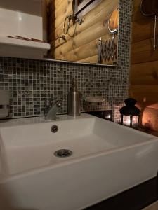 Ένα μπάνιο στο Brvnara DRINA Wooden House Drina +82 φωτογραφίες