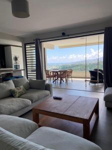 Posezení v ubytování Meherio - Bel Appartement vue mer à TAHITI