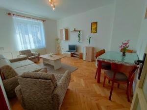 een woonkamer met een bank en een tafel bij 2-iz. byt v tichej lokalite s bezplatným parkovaním in Liptovský Hrádok